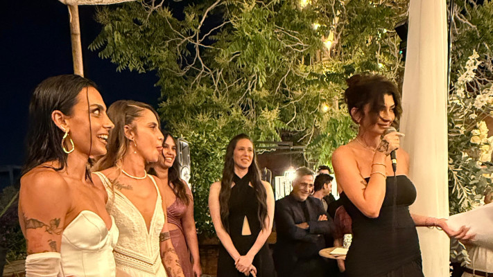 פרידה עוזיאל מחתנת זוג לסביות (צילום: ללא קרדיט)