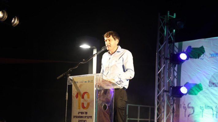 גרינברג בחגיגת אולפנת בני עקיבא הדר גנים (צילום: מוריה פלקון)