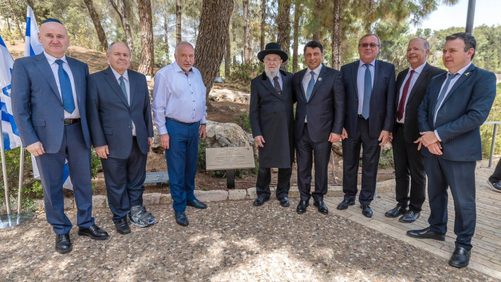 חנוכתו מחדש של ''עמוד הגבורה'', מונומנט המנציח את הלוחמים נגד הנאצים, ביד ושם (צילום: אלי איטקין)
