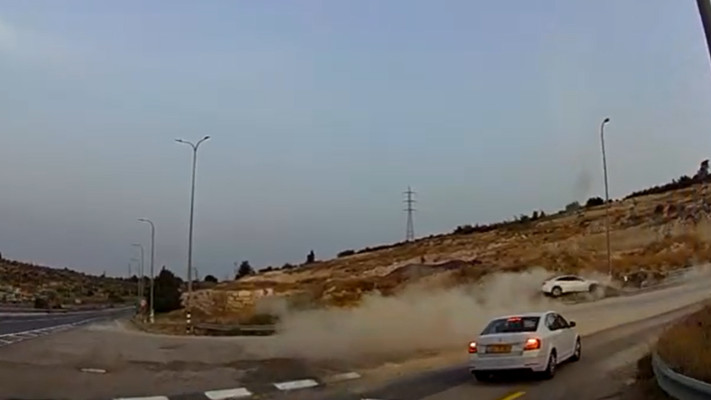 מרדף אחרי רכב גנוב בשפלה (צילום: דוברות המשטרה)