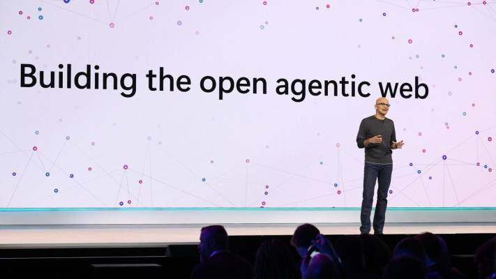 סאטיה נאדלה, יו''ר ומנכ''ל מיקרוסופט, מציג במהלך יום הפתיחה של Microsoft Build ב-19 במאי 2025