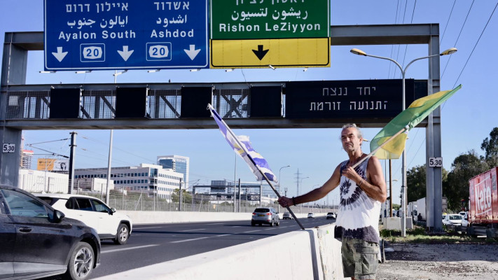 ממתינים ללוות את סמ''ר דנילו מוקנו ז''ל בדרכו האחרונה (צילום: אבשלום ששוני)