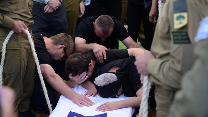 אבלים בהלווייתו של סמ''ר דנילו מוקנו ז''ל