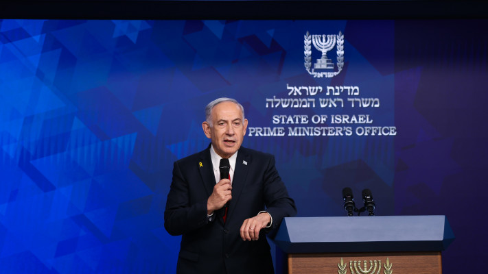 ראש הממשלה בנימין נתניהו במסיבת עיתונאים. 21.5.25 (צילום: אלכס קולומויסקי, פול)