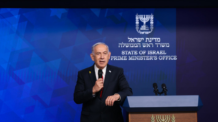 ראש הממשלה בנימין נתניהו במסיבת עיתונאים. 21.5.25 (צילום: אלכס קולומויסקי, פול)