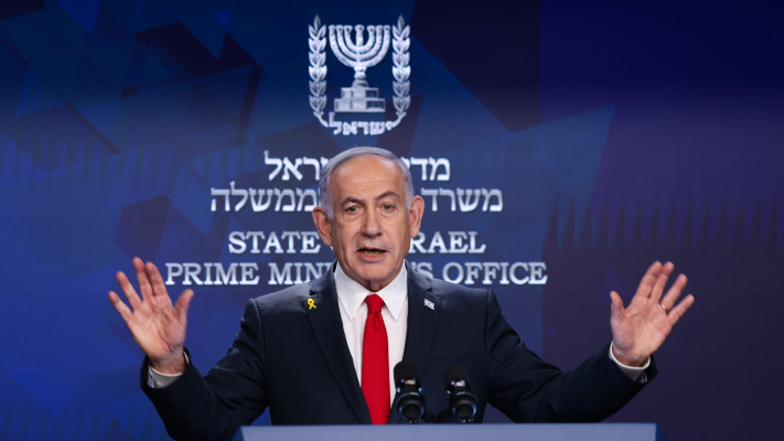 ראש הממשלה בנימין נתניהו במסיבת עיתונאים. 21.5.25 (צילום: אלכס קולומויסקי, פול)