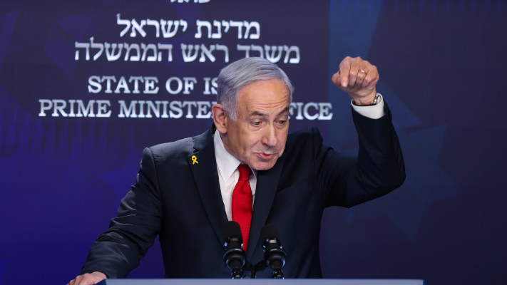 ראש הממשלה בנימין נתניהו במסיבת עיתונאים. 21.5.25 (צילום: אלכס קולומויסקי, פול)
