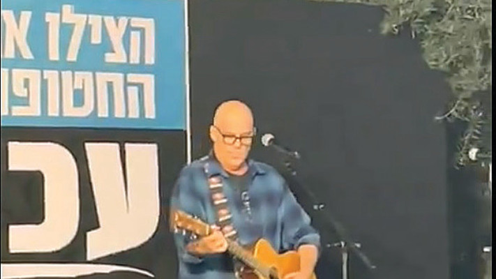 דן תורן בכיכר החטופים (צילום: צילום מסך)