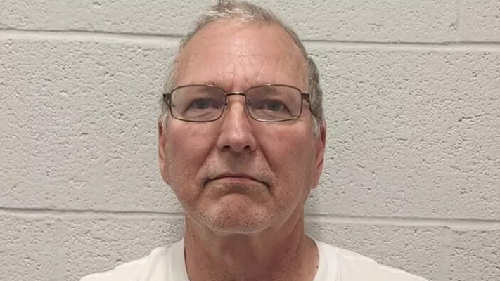 כריסטופר דייוויס, מואשם ב-92 אישומים של תקיפה מינית ואונס