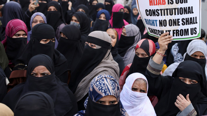 נשים מוחות נגד האיסור על לבישת חיג'אב