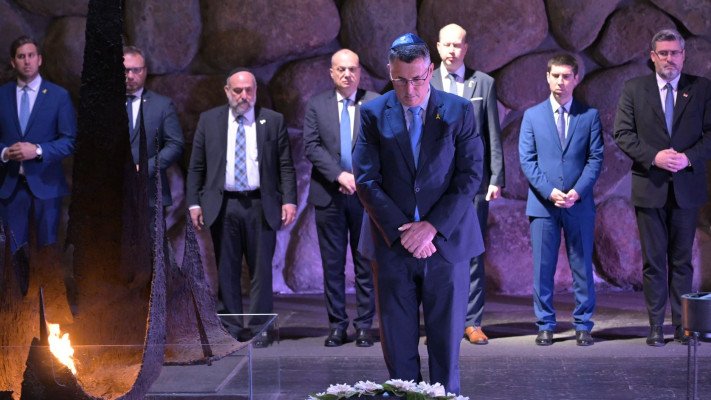 שר החוץ גדעון סער בכנס הבינלאומי למאבק באנטישמיות בסיור ביד ושם (צילום: שלומי אמסלם, לע״מ)