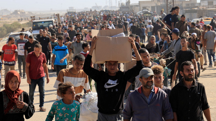 חלוקת סיוע הומניטרי בעזה (צילום: REUTERS/Hatem Khaled)