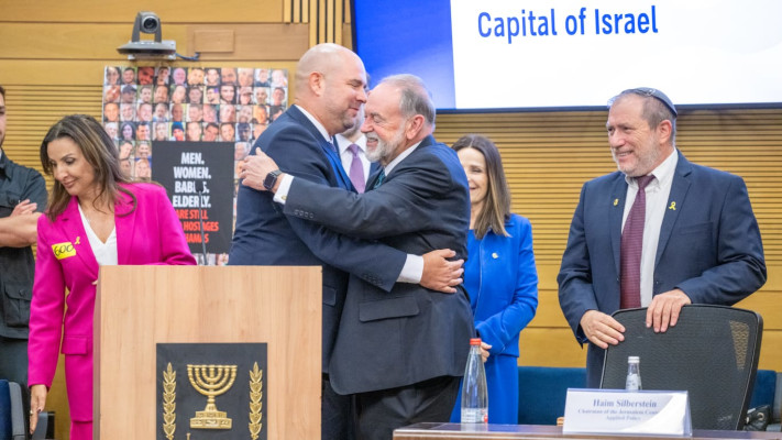 אמיר אוחנה ומייק האקבי (צילום: מאיר אליפור)