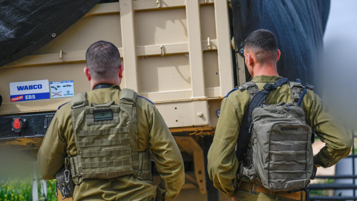 חיילים ליד המערכת החדשה (צילום: דובר צה''ל)