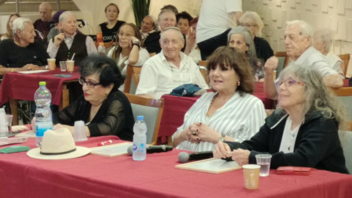 חנה לסלאו במהלך טקס ''כוכב הזהב''. לחלום אין גיל