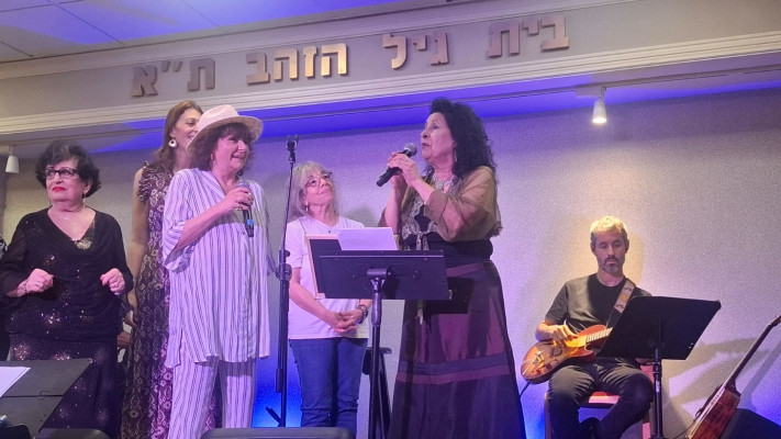 חנה לסלאו על הבמה עם חלק מהמשתתפים. התרגשות שיא