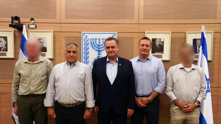  שר הביטחון ישראל כ''ץ עם חברי ועדת פרס ביטחון ישראל (צילום: אגף דוברות וקשרי ציבור, משרד הביטחון)