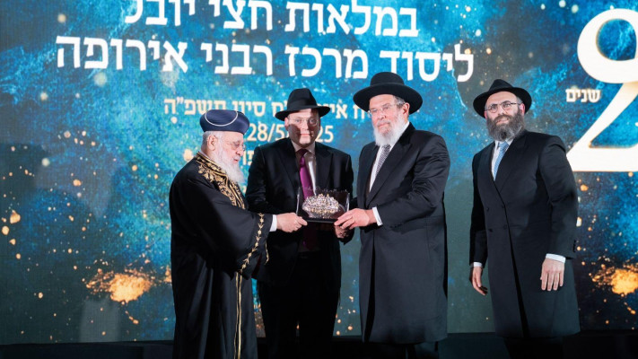  דובי הוניג מקבל הפרס מהרבנים הראשיים (צילום: ג'וש ארונסון)