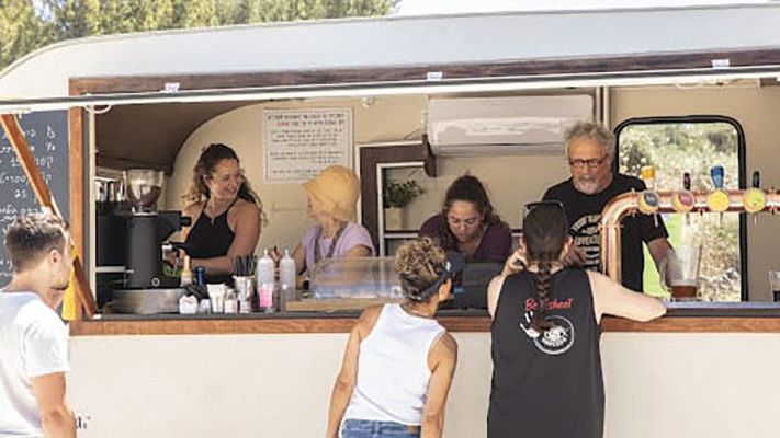 ללה בירקפה, מודיעין, עם בירת בירת בוטים בייצור עצמי (צילום: אילן גרינסקי)