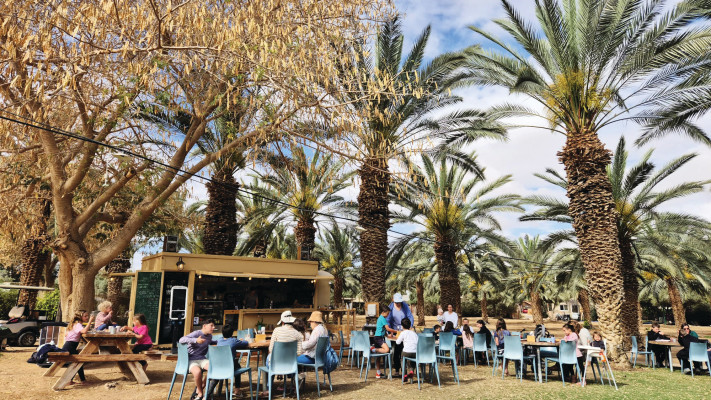 עגלת קפה ''קפאין'' במושב פארן, פתוחה גם בשבת ומציעה חוויה מיוחדת למבקרים (צילום: יעל גולן)