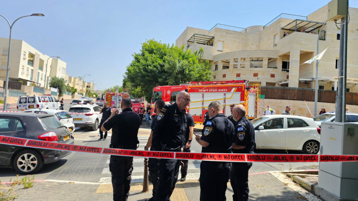 המשטרה במקום השריפה במודיעין (צילום: אברהם בלוך)