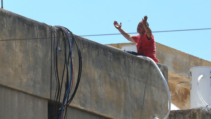 החשוד ברצח מתבצר על גג הבניין בבת ים (צילום: גדעון מרקוביץ׳/TPS)