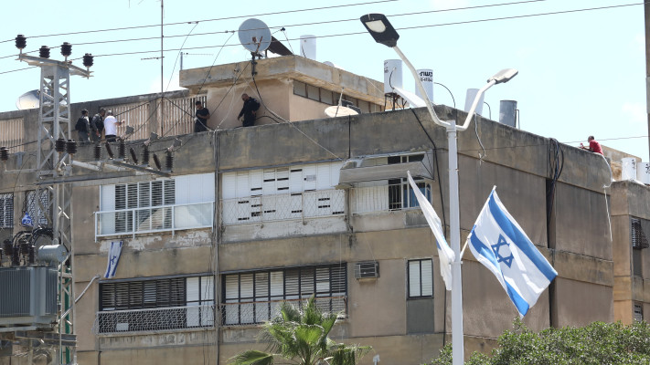 החשוד ברצח מתבצר על גג הבניין בבת ים (צילום: גדעון מרקוביץ'/TPS)