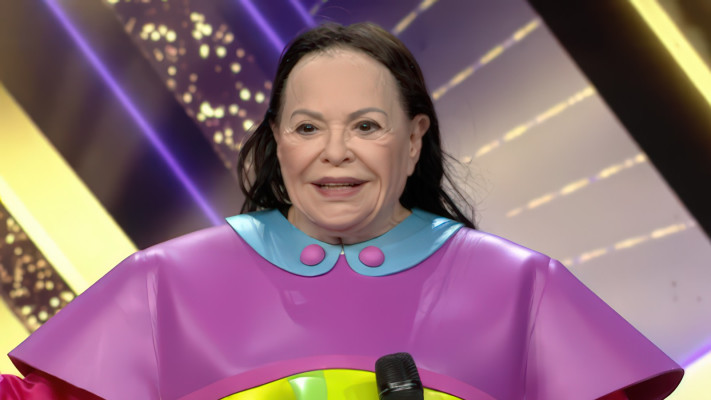 גילה אלמגור בזמר במסכה