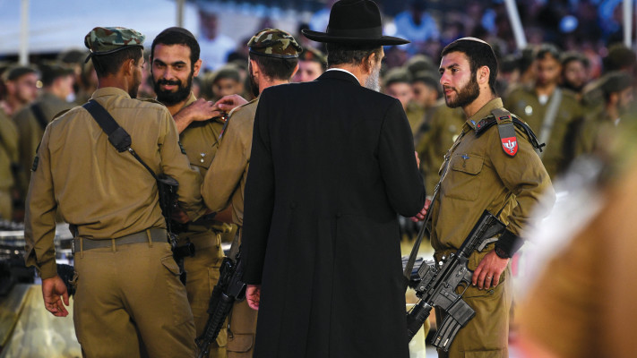חיילי הגדוד החרדי ''נצח יהודה'' בכותל המערבי (צילום: אריה לייב אברמס)