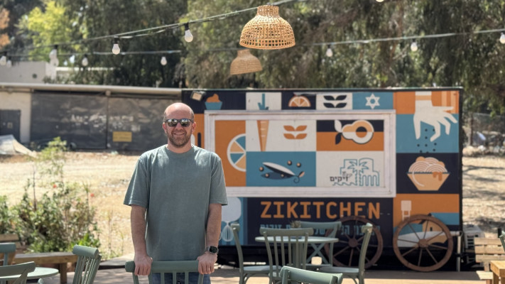 שחר גולדנברג בבר בקיבוץ זיקים (צילום פרטי)