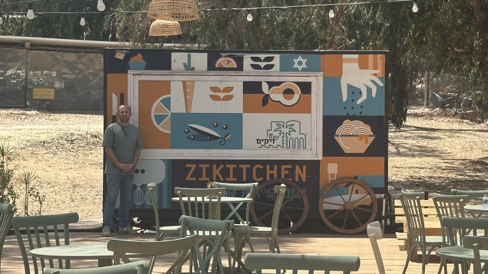 שחר גולדנברג בבר בקיבוץ זיקים (צילום פרטי)