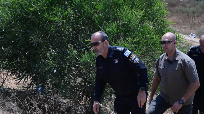 מפכ''ל המשטרה דני לוי בזירת הירי בראשל''צ בה נפגע הנער  (צילום: אבשלום ששוני)