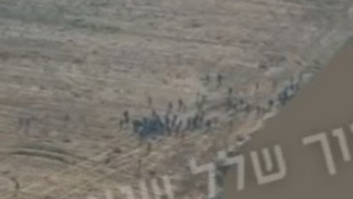 תמונת רחפן - המון עזתי מתנפל על מתן אנגרסט לאחר חטיפתו 