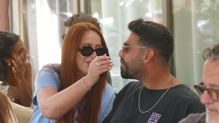 שלי אבנשטין בבית קפה (צילום: אמיר מאירי)
