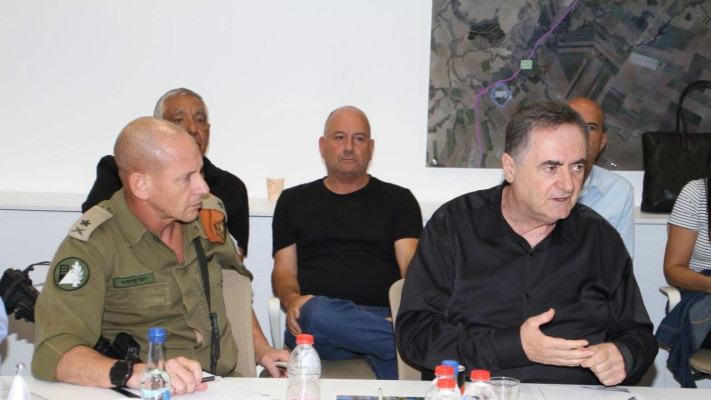ישראל כ''ץ ורפי מילוא בשיחה עם ראשי רשויות מיישובי עוטף עזה (צילום: מועצה אזורית שדות נגב )