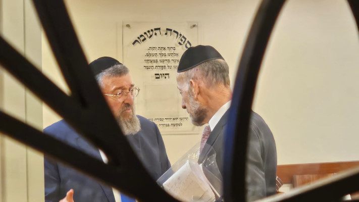 ח''כ אורי מקלב מיהדות התורה וח''כ יואב בן צורה מש''ס (צילום: אברהם בלוך)