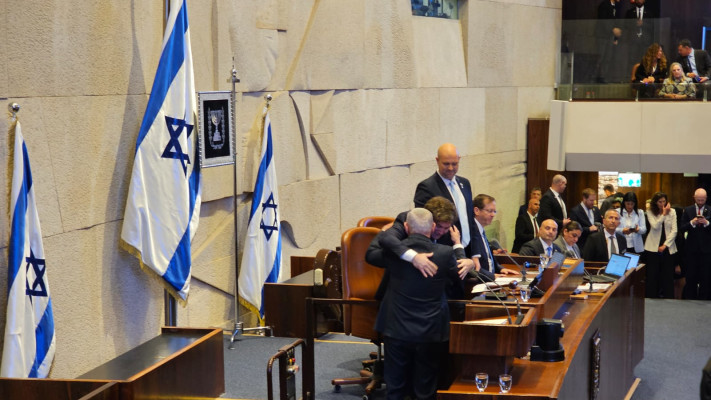 נשיא ארגנטינה חאבייר מיליי ובנימין נתניהו מתחבקים במליאת הכנסת  (צילום: אברהם בלוך)