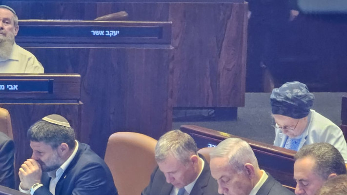 בנימין נתניהו קיבל פתק מצחי ברוורמן, העביר ליריב לוין והתחיל לכתוב משהו (צילום: אברהם בלוך)