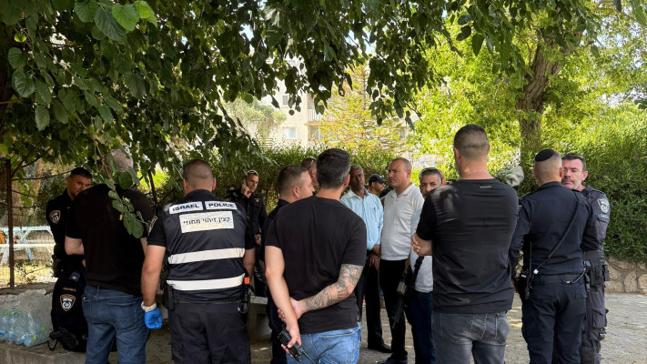 תושבי השכונה והמשטרה באירוע בחולון (צילום: דוברות המשטרה)