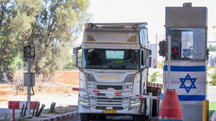 משאיות סיוע הומניטרי במעבר כרם שלום, מאי 2025 (צילום: פלאש 90)