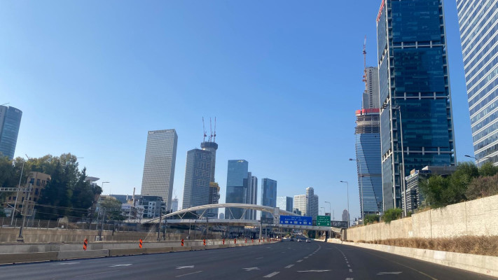 כביש איילון צפון ריק על רקע התקיפה הישראלית באיראן (צילום: אבשלום ששוני)