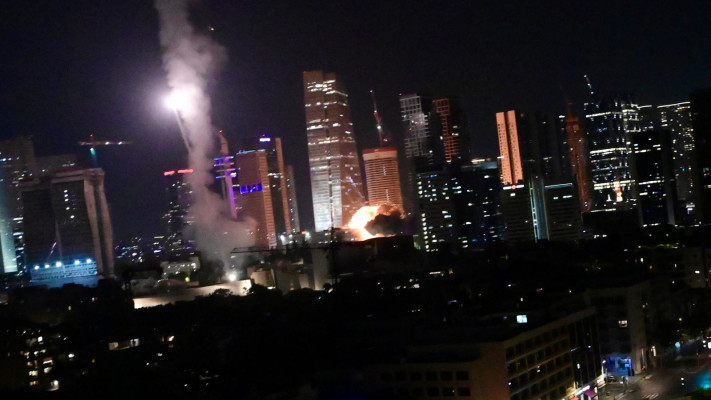 נפילה בתל אביב לאחר התקיפה האיראנית (צילום: אבשלום ששוני)
