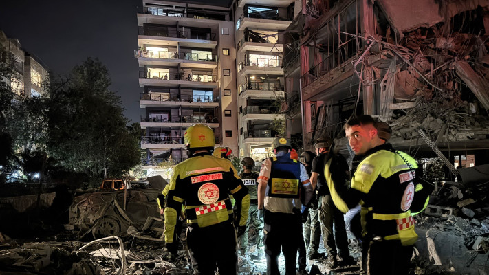 נפילה בעקבות התקיפה האיראנית (צילום: תיעוד מבצעי מד''א)