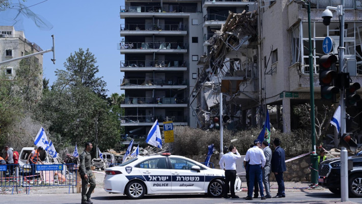 זירת פגיעת הטיל האיראני ברמת גן (צילום: אבשלום ששוני)