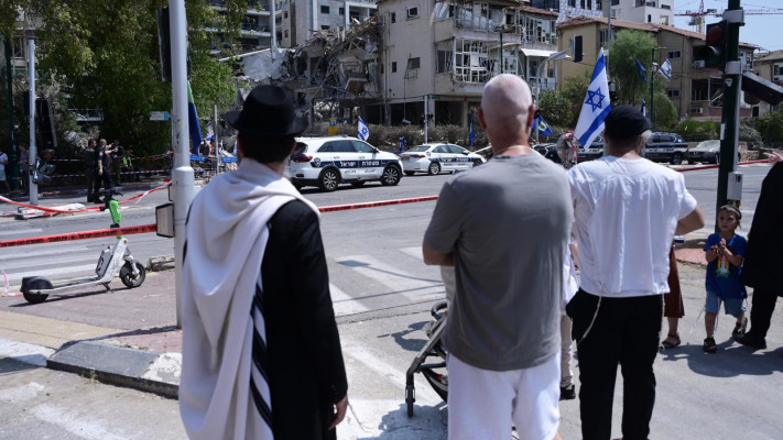 זירת פגיעת הטיל האיראני ברמת גן (צילום: אבשלום ששוני)