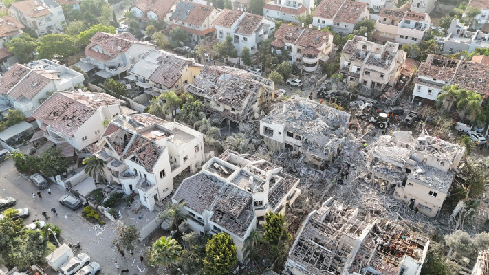 הנזק שנגרם בראשון לציון מפגיעת הטיל האיראני (צילום: עיריית ראשל''צ)