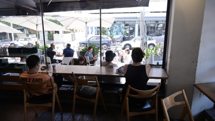 בית קפה בתל אביב ביום שאחרי התקיפה האיראנית (צילום: אבשלום ששוני)
