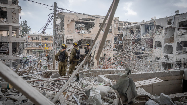 זירת הפגיעה בבת ים (צילום: חיים גולדברג, פלאש 90)