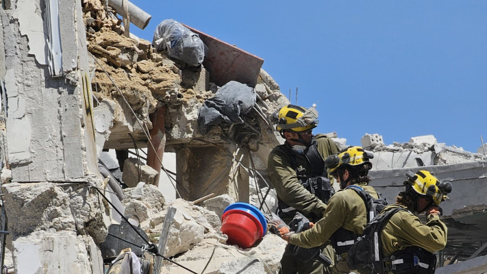 זירת הפגיעה הישירה בבת ים (צילום: אלון חכמון)