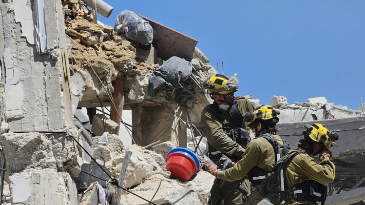 בניין המגורים בבת ים שנפגע מהטיל האיראני   (צילום: אלון חכמון)